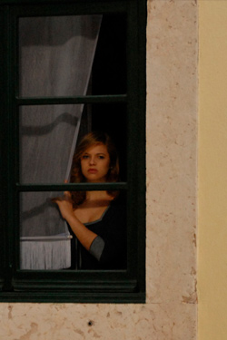 Женщина в доме напротив девушки в окне